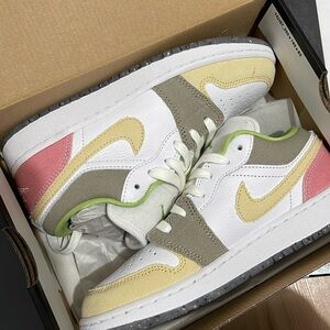 Air Jordan 1 Low SE Grade School size 3.5